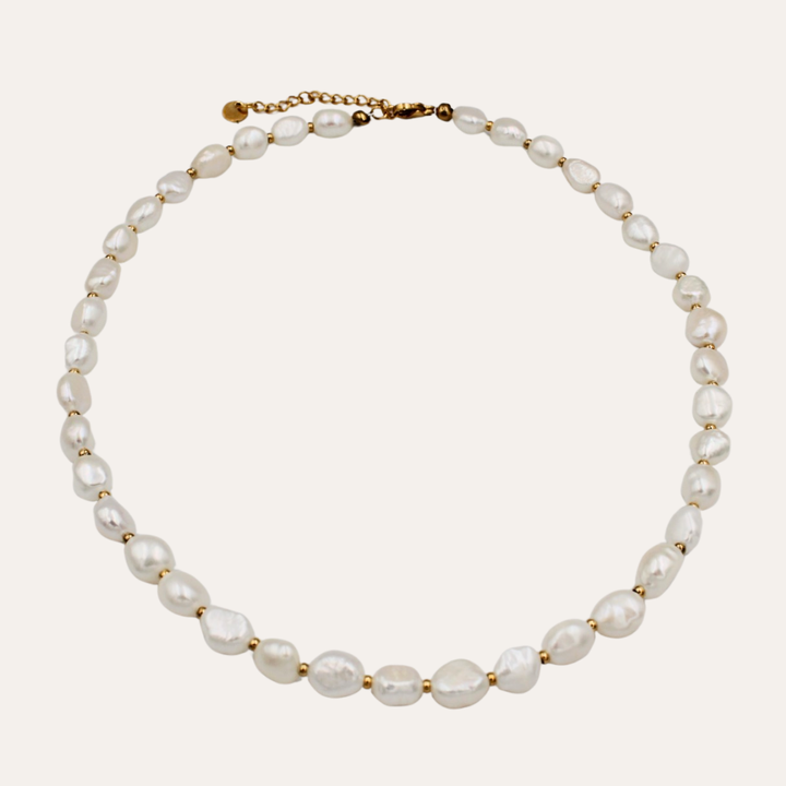 Detailed Pearl Necklace