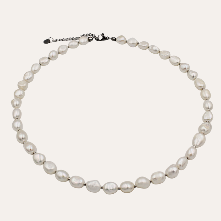 Detailed Pearl Necklace