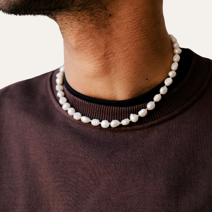 Detailed Pearl Necklace