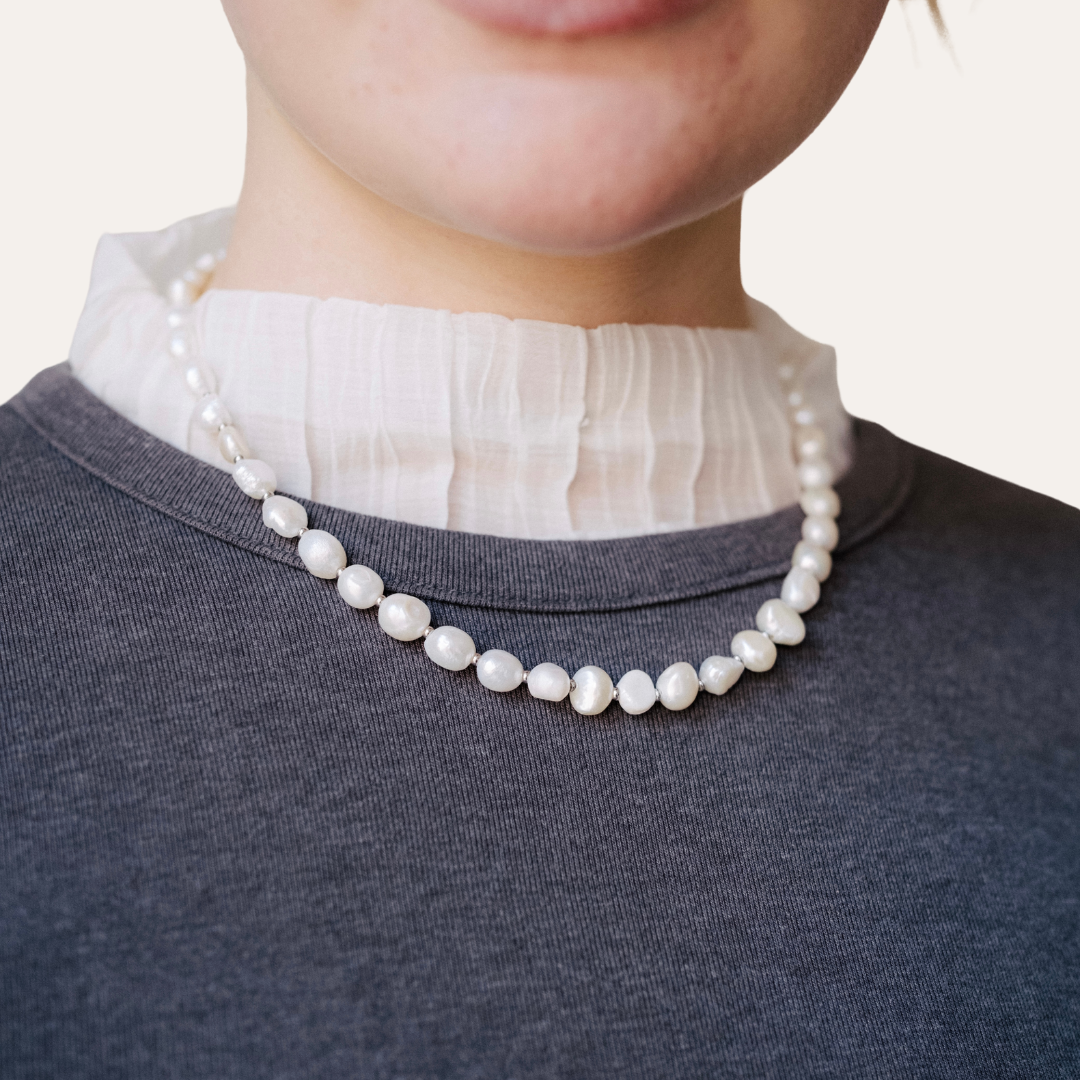 Detailed Pearl Necklace